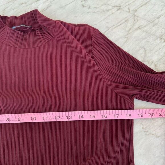 Zara Ribbed Midi Mock Neck Dress in Maroon size M stretch side slits - Picture 4 of 5
